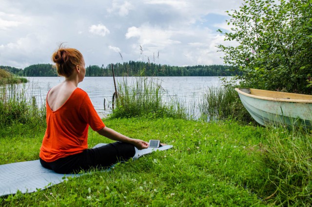 Elina Hutton osallistuu Yogaian toteuttamalle Vitun Syöpä- venyttelytunnille pyörämatkaltaan.