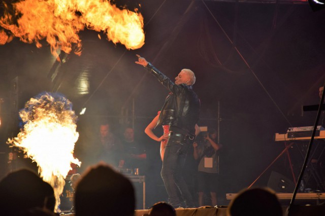 Scooterin lavalla nähtiin räjähtävää pyrotekniikkaa ja öljyttyjä naisia.