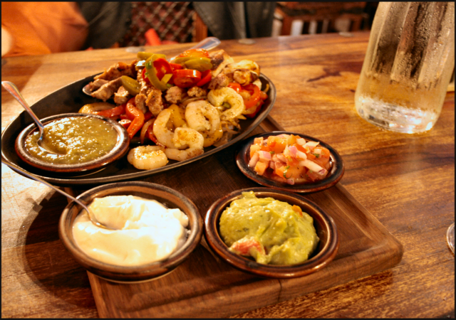 Valinnan vaikeus, joten lautaselle päätyy vähän kaikkea!