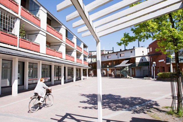 Pyöräilijä Malminkartanossa Puustellinaukiolla.