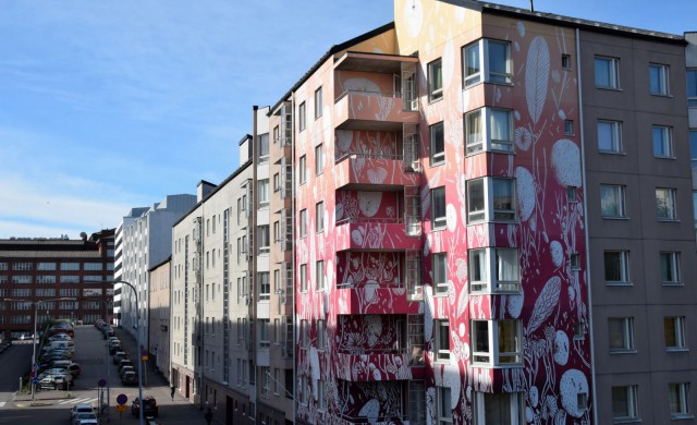 Italialaisen Tellaksen työ Suvilahdenkadulla tuo piristystä harmauteen.