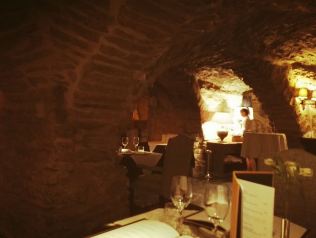 Huono kuva, tiedän. Parempaakaan ei kuitenkaan tarttunut hämärässä ja haluan näyttää nuo massiiviset kivipilarit