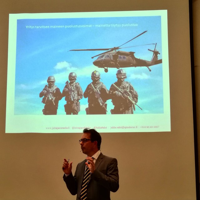 Jukka Saksi kannustaa yrityksiä viestimään avoimesti ja puolustamaan mainetta porukalla.