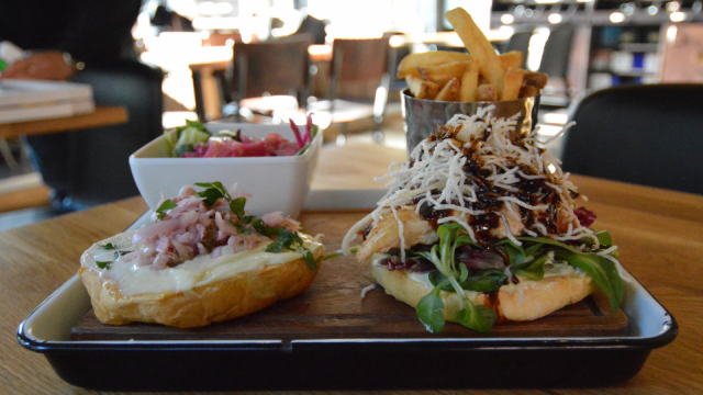 Woolshedin hampurilaiset tarjotaan niin sanottuina open burgereina.