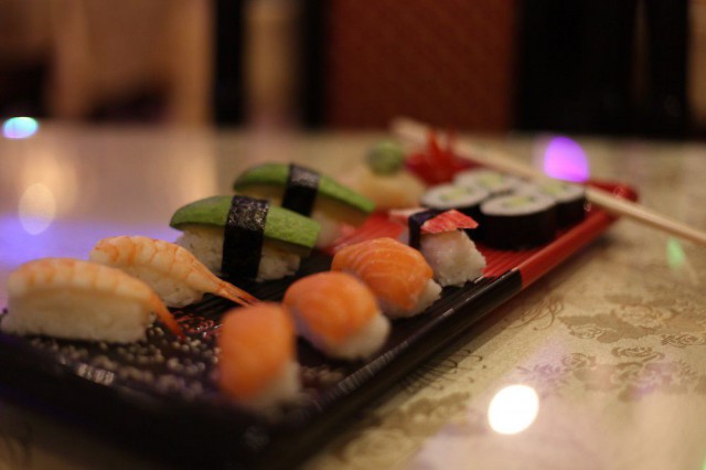 SYÖ!-sushiannokseen kuuluu 8 nigiriä ja neljä makirullaa. Ei jää nälkä!