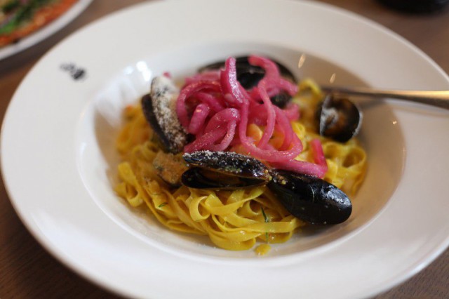 Denniksen Fettucine Tresassa on sinisimpukoita, katkarapuja, valkosipulia, tilliä, marinoitua punasipulia ja herkullista valkoviini-sahramivoikastiketta.