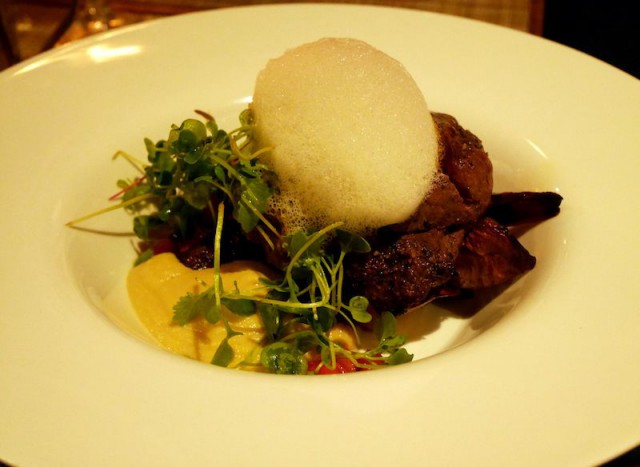 Grillattu poron vasan sisäpaisti kruunattiin rohkeasti pihlajanmarjoilla