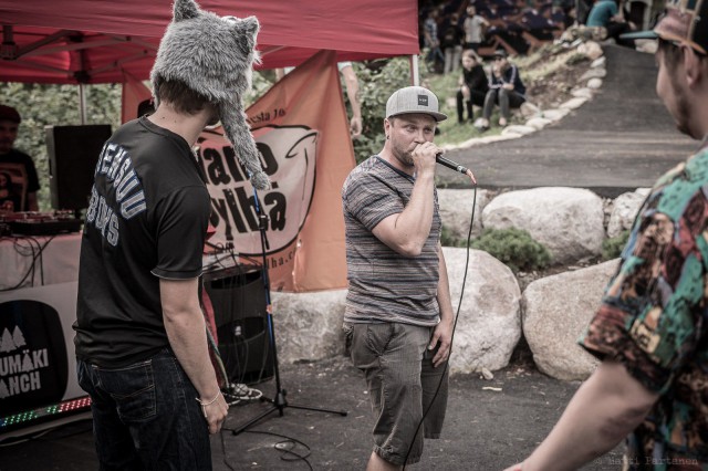 Ranchin isäntä Petteri Kalliomäki on nykypäivän renessanssimies. Lumilautailun ja skeittauksen ohella hän tarttuu tarvittaessa mikkiin...