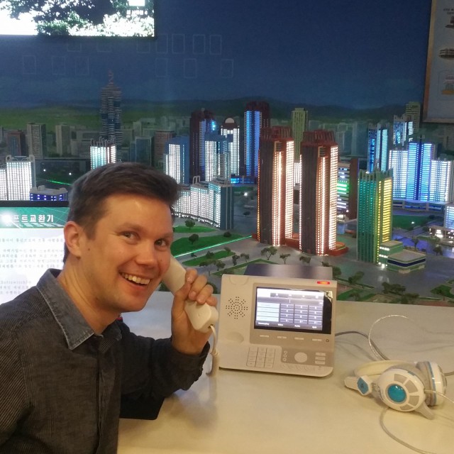 Nyt ollaan tieteen huipulla. Pohjois-Korean tiedemiehiä ovat maailman parhaita. Tässä viimeisintä teknologiaa.