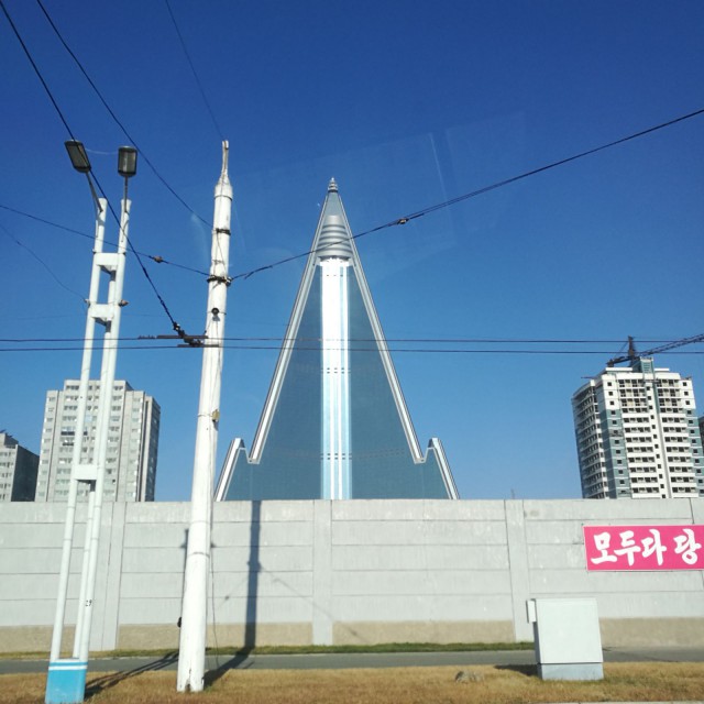 Korkea hotellirakennus. Tyhjillään jo vuodesta 1987.