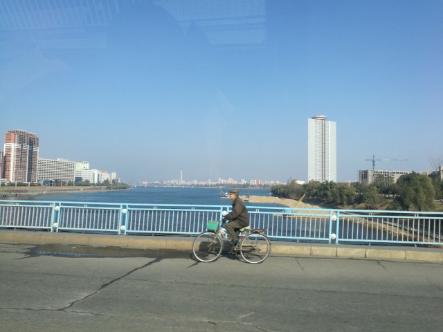 Pyöräilijä. Pohjois-Korea. Pyongyang.