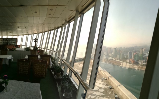 Ravintola pyörii kerran tunnissa ympäri, jos äänekäs moottori on päällä.