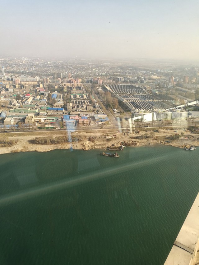 Pyongyangissa on paljon tehtaita.