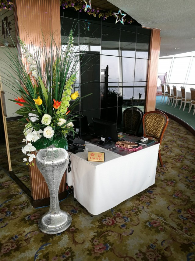 Alleviivaan sanaa CASH. Sähköiset maksukortit eivät täällä käy. Eikä täällä ole pankkiautomaatteja. Eikä nettiyhteyksiä. Huomaa myös kauniit muovikukat ja LANKApuhelin.