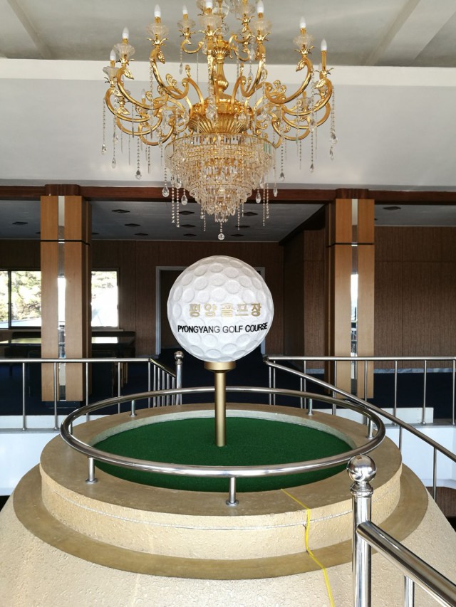 Rikkaille on myös Golf-kenttä. Täällä ei köyhiä näy. Armeijan väkeä sitäkin enemmän.