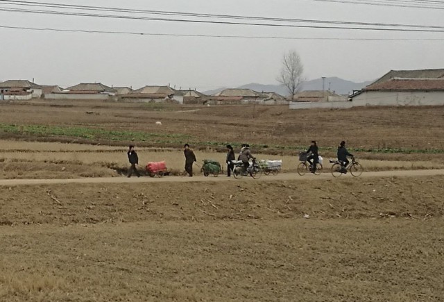 Maaseudulla kuljetukset hoidetaan hiekkateitä pitkin kärryillä ja polkupyörillä.