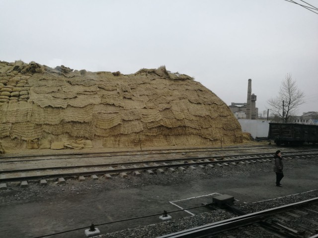 Heinävarasto juna-asemalla. Pohjois-Korea.