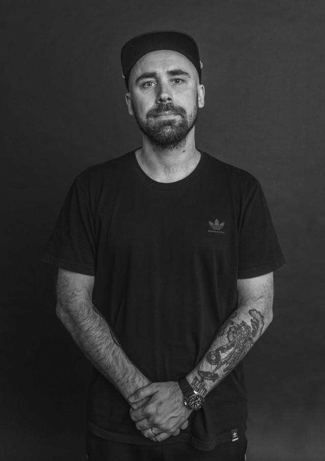 Jussi Laine tunnetaan räppipiireissä nimellä J-Laini. Hän on osa Kemmurua ja SMC Lähiörottia.