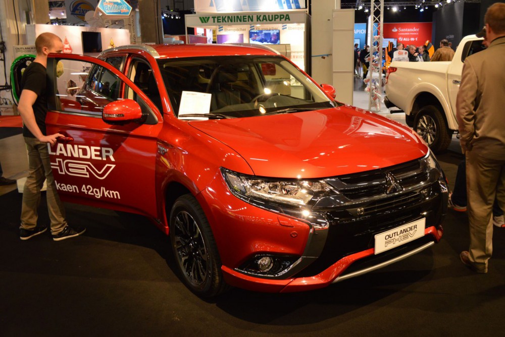 Mitsubishi Outlander PHEV -lataushybridi.