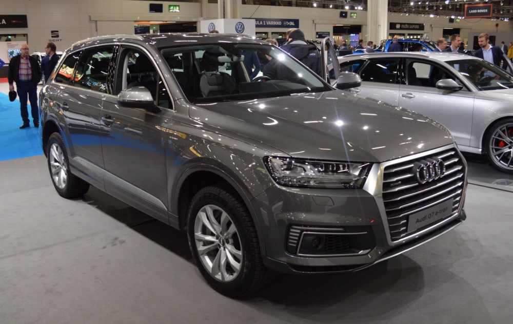 Audi Q7 e-tron -lataushybridi. Nyt myös espoolaiset katumaasturimiehet voivat saada synninpäästön.