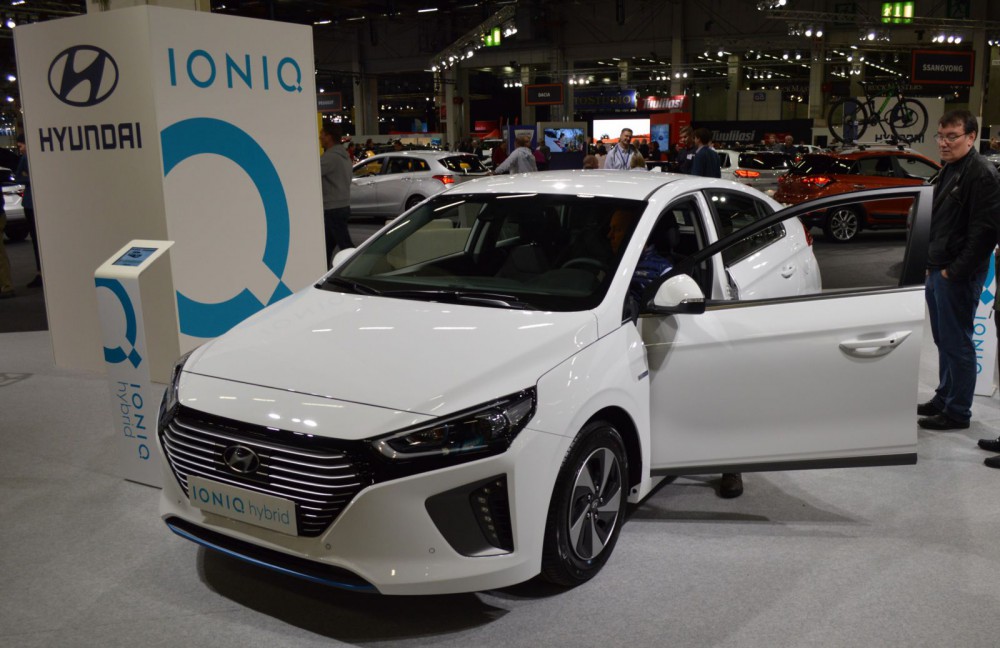 Hyundai Ioniq Hybrid kilpailee Toyota Priuksen asiakkaista.