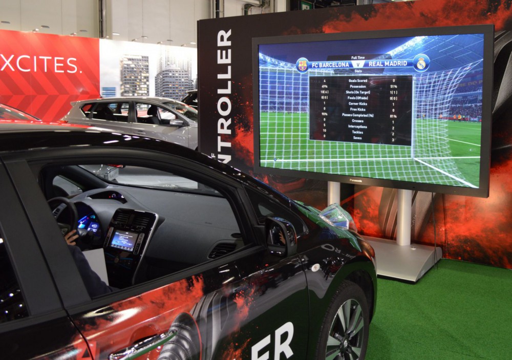 Nissan Leaf -sähköautolla voi pelata myös jalkapalloa.