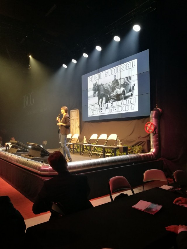 Elizabeth Stark puhuu lohkoketjuteknologiasta ja kryprorahasta