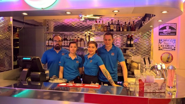 American Diner Citykäytävän henkilökuntaa. Vas. Joel Laitinen, Elina Alponen, Svetlana Tyni ja Rauno Röntynen.