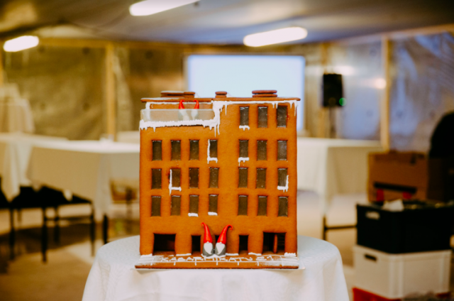 Piparkakku-pienoismalli Kasarmikatu 21 -kiinteistöstä.