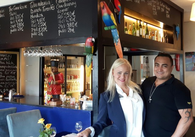 Aviopari Aino Enne-Farias ja Luis Farias ravintolassaan.