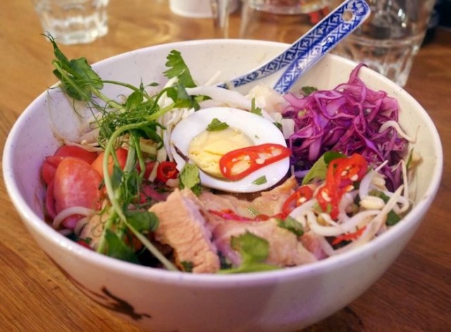 Ramen-nuudelikulho possulla