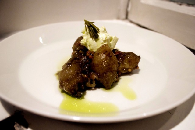 Maa-artisokkaa, kallioimarre-smetanakastike, mäntyöljyä ja rapeita tattareita