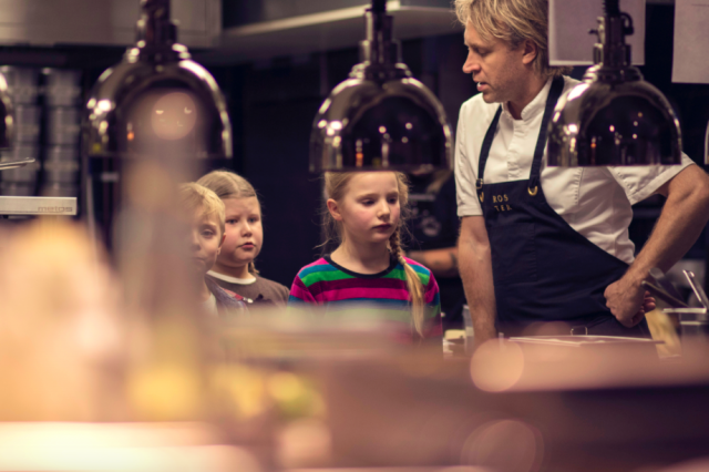 Lapset ja Kari Aihinen.