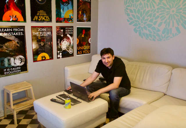 Martin Albert ja olohuoneen valtava sohva.