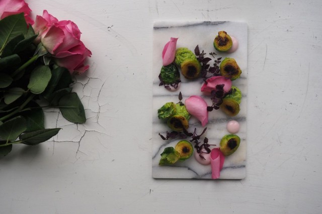 ( V e ):n menusta löytyy muun muassa ruusuja ja ruusukaalia.