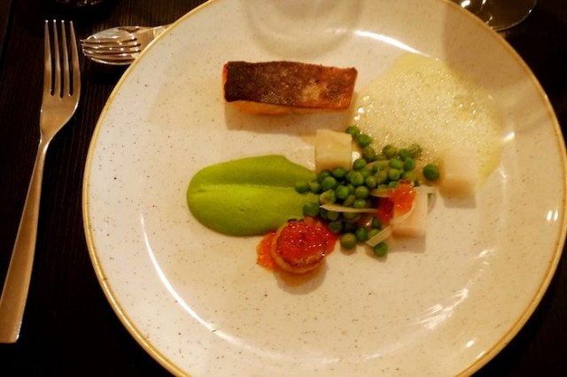 Kauniin keväinen annos paahdettua nieriää, kampasimpukkaa ja herneitä