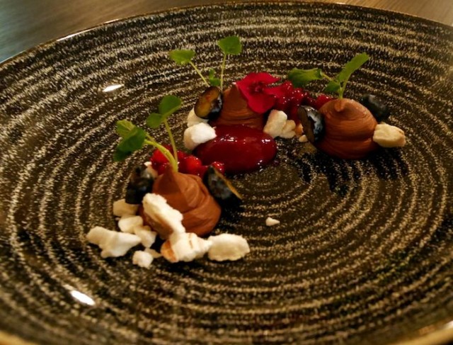 Kolmos3n sekamelskassa oli tummaa suklaata ja vahvoja makuja