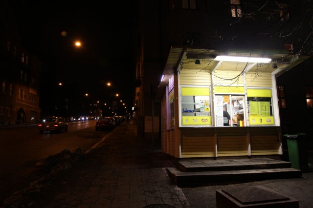 Kaskenmäen kadulla vilkkuu yön ainoa valopilkku: Mantun grillille on pimeässä helppo suunnistaa.