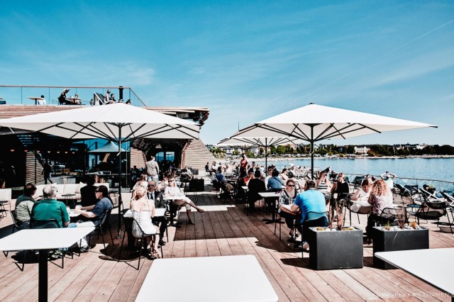 Löylyn terassilla kelpaa paistatella.