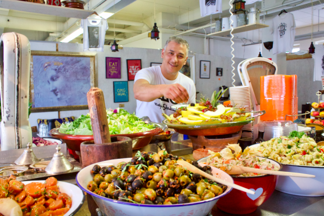 Mo asettelee nimikkoravintolansa lounasta tarjolle.