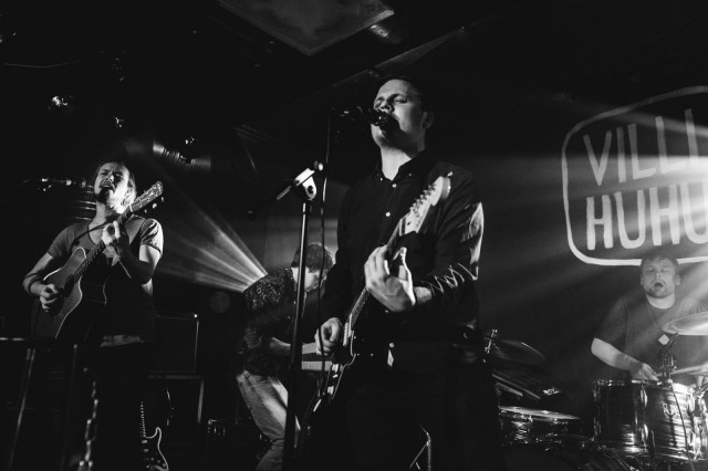 Nelivitosessa viihdytään keikalla ja bailaten.