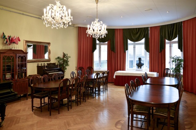 Arthur Hjeltin nimikkosalissa tuntee historian siipien havinan.