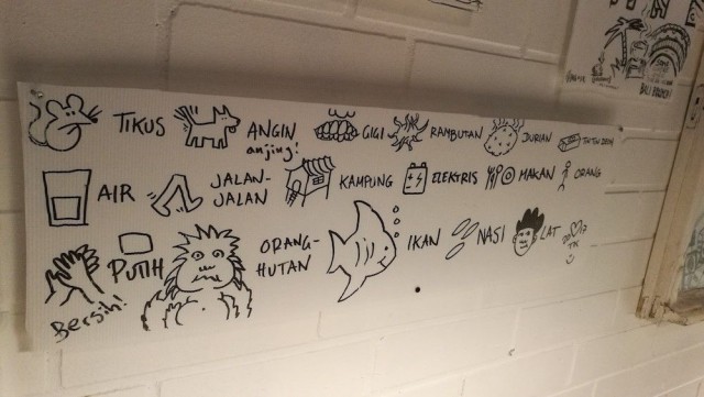 Tämän tehnyt tyyppi oli aikoinaan viettänyt aikaa Indonesiassa ja kirjaili muistamansa sanat ylös kuvien kera. Jalan jalan tarkoittaa tietysti kävelemistä.