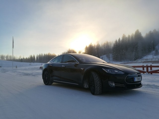 Tesla toimii hyvin myös pakkasella