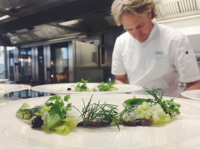 Savoyn keittiöpäällikkö Kari Aihinen kokoaa Taste of Helsinki -annoksia keskittyneesti.