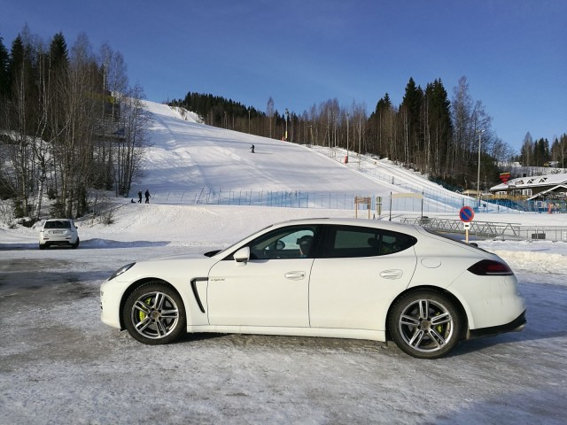 Porsche Panamera E-Hybrid lainassa kaverilta, joka oli kuukauden työmatkalla. Aitoa jakamistaloutta.