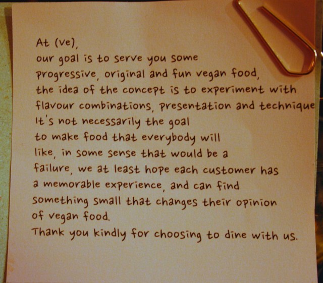 Pöydässä odotti ruokalista jonka kyljessä oli vielä hauska pieni muistutus konseptista ennen ruokailua.