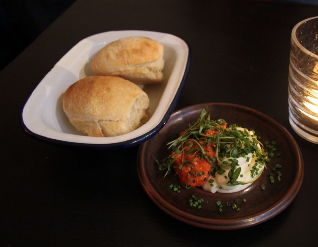 (tietenkin) kotitekoista leipää ja ehkä parhaita maistamiani lisukkeita mm. valkosipuliaiolia. Lisukelautanen käytännössä nuoltiin puhtaaksi.