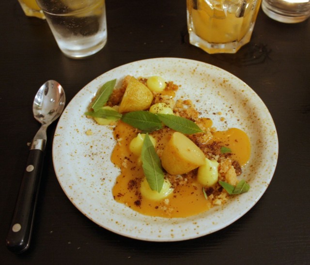 Uusia perunoita jälkiruoaksi?! Vaniljasiirapissa uppopaistettuja perunoita, karamellisoitua sitruunaa, sitruunavoita sekä keksiä. Erinomainen lopetus illalliselle, arvostan Christopherin kekseliäisyyttä sekä kokeilunhalua!