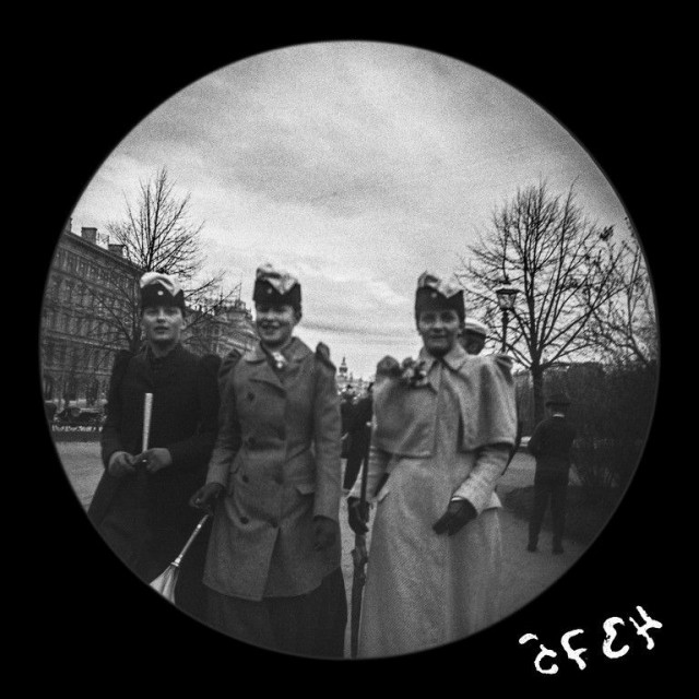 Naisylioppilaita vappuna 1892 Teatteriesplanadilla